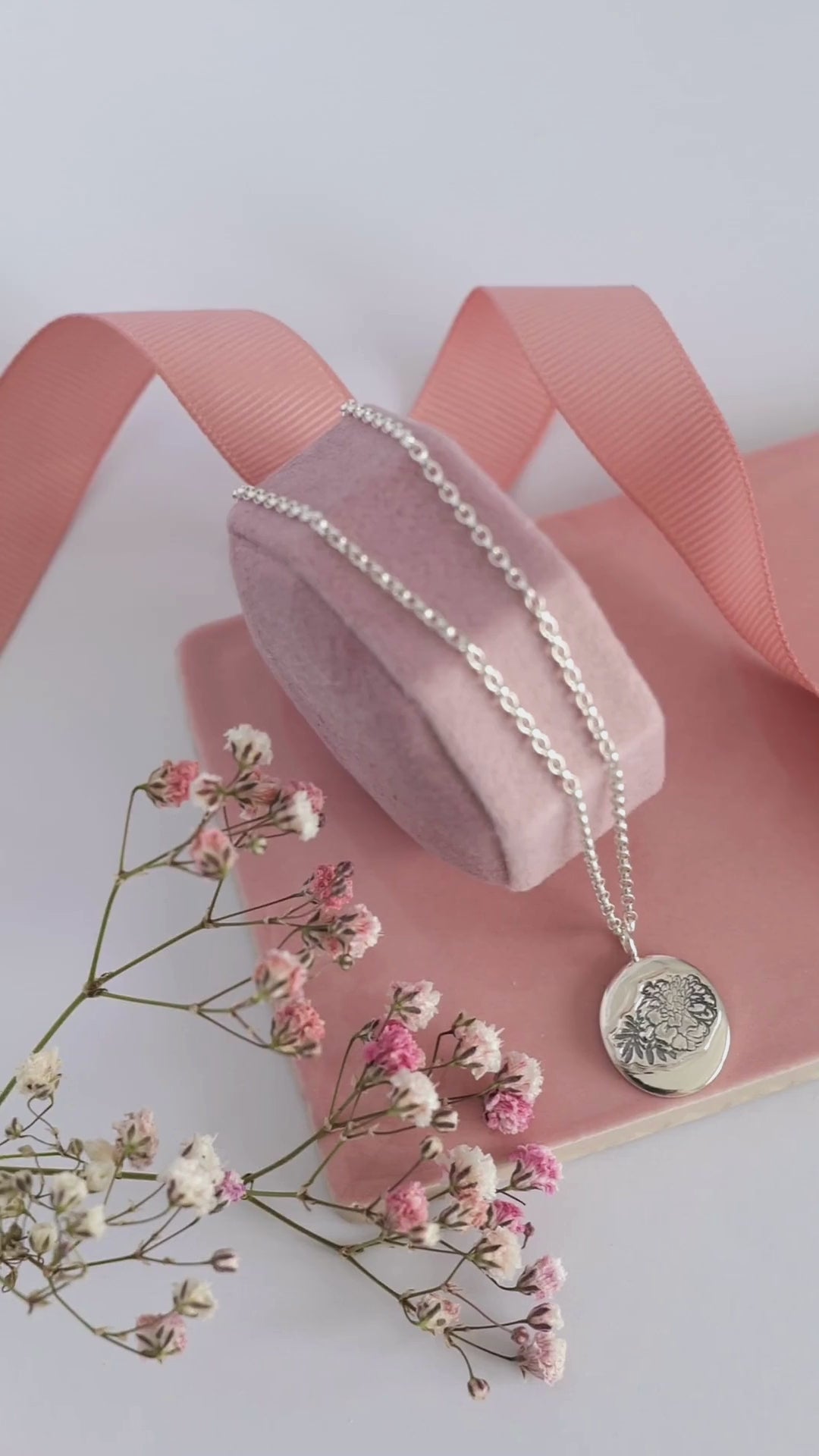 Load and play video in Gallery viewer, Locket Style Bloom Necklace
