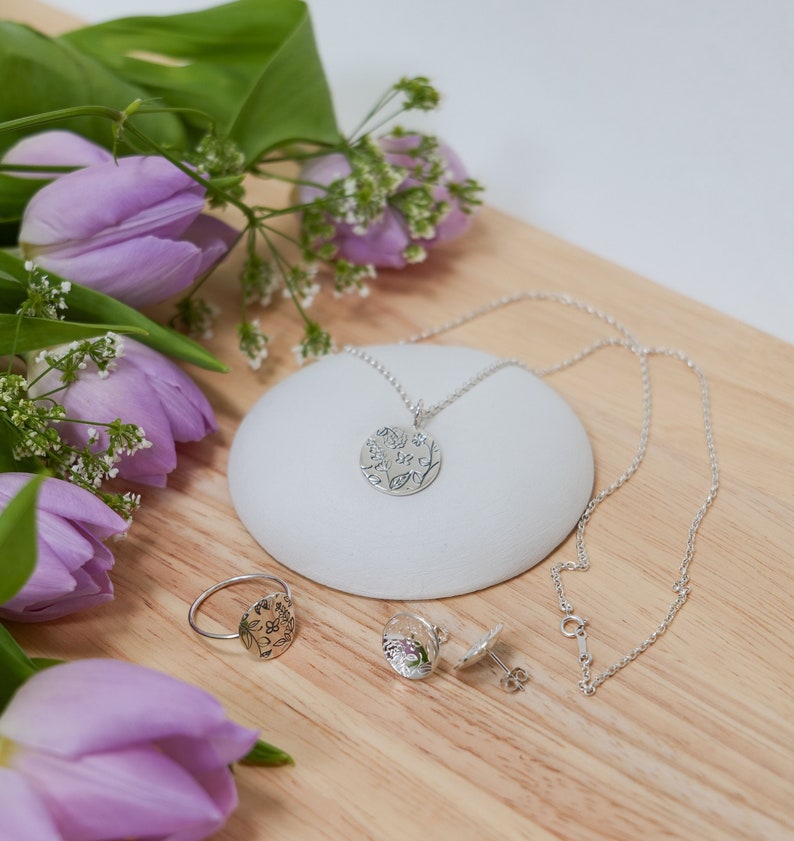 Load image into Gallery viewer, Meadow Flower Necklace
